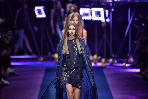 Viagem ao fundo do mar: o desfile da Versace em Milão 